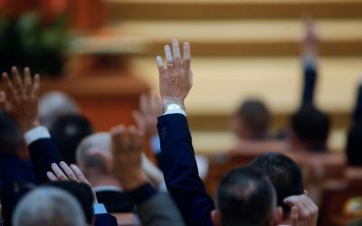 Camera Deputaților a adoptat, în ședința Comisiei Juridice, un amendament ce obligă autoritățile publice să solicite avizul consultativ al consiliilor locale sau județene înainte de a adopta măsuri cu impact asupra comunităților locale