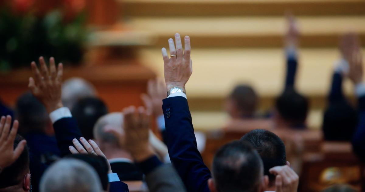Camera Deputaților a adoptat, în ședința Comisiei Juridice, un amendament ce obligă autoritățile publice să solicite avizul consultativ al consiliilor locale sau județene înainte de a adopta măsuri cu impact asupra comunităților locale