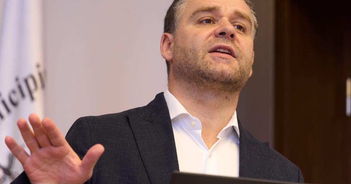 STB intră în insolvență, primarul CIUCU anunță plan de redresare Societatea de Transport București (STB) a solicitat intrarea în insolvență în instanță, o măsură considerată necesară pentru salvarea companiei și eficientizarea serviciilor publice de transport din Capitală