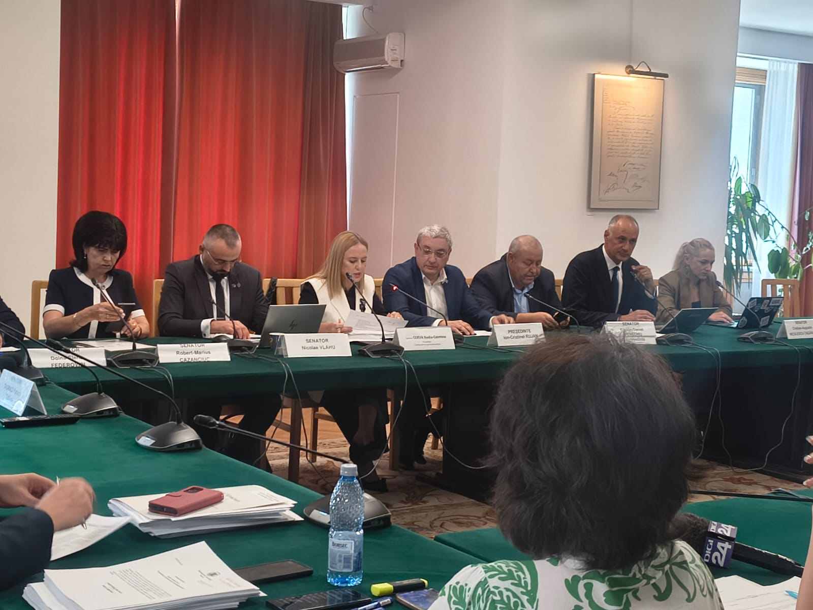 Comisia Juridică şi de Constituţionalitate dezbat Legea ANI nnComisia Juridică şi cea de Constituţionalitate din Senat s-au reunit, miercuri, într-o şedinţă comună pentru a discuta raportul la Legea ANI, după ce actul normativ a fost retrimis în Parlament de Curtea Constituţională a României (CCR)