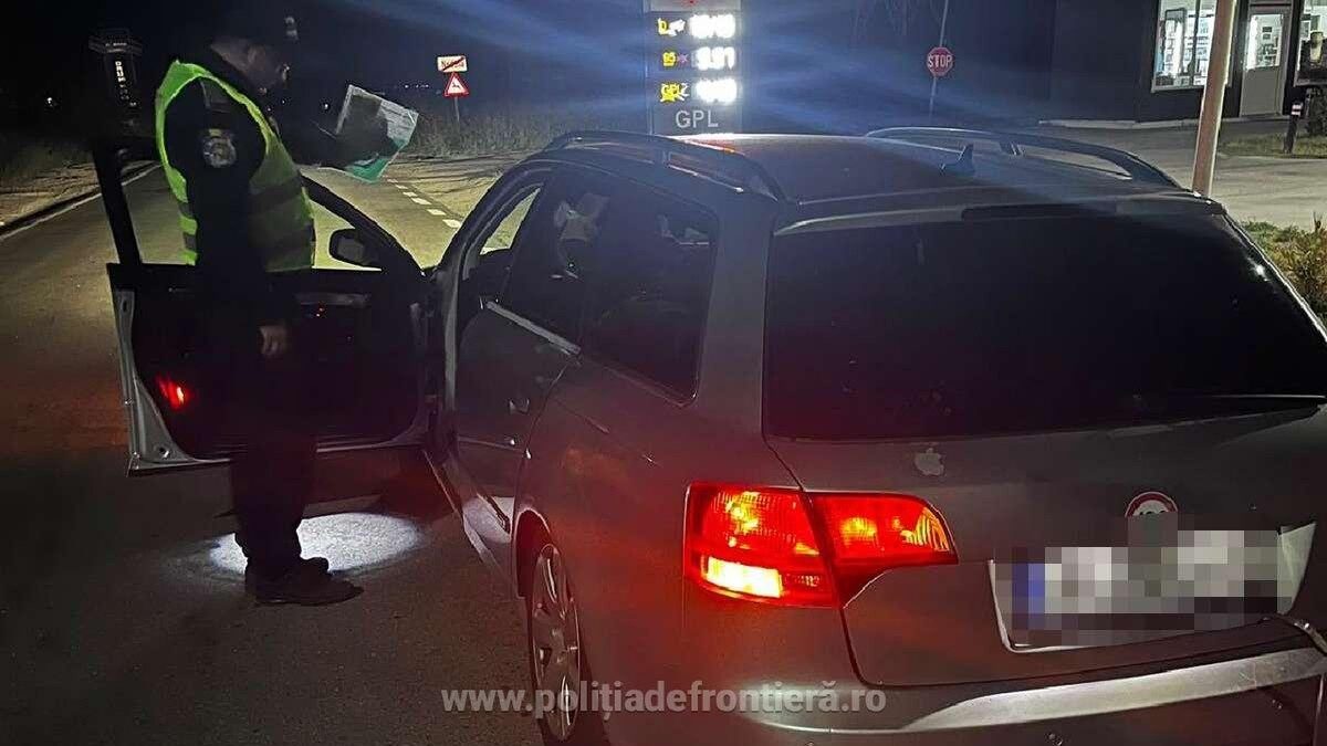 Român oprit la Calafat cu numere de înmatriculare suspecte pe mașină Un cetățean român în vârstă de 33 de ani a fost oprit de polițiștii de frontieră la Calafat în timp ce încerca să intre în România