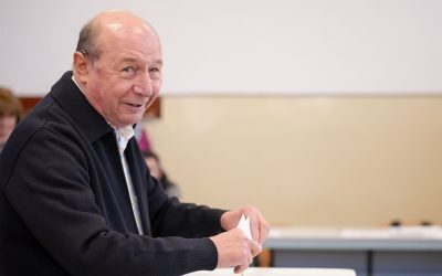 Traian Băsescu explică succesul politic al lui George Simion prin analfabetismul funcțional Fostul președinte Traian Băsescu a declarat, sâmbătă, 19 septembrie, într-o emisiune la Digi24, că analfabetismul funcțional ridicat din România ar sta la baza succesului politic al liderului AUR, George Simion