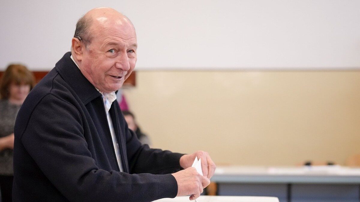 Traian Băsescu explică succesul politic al lui George Simion prin analfabetismul funcțional Fostul președinte Traian Băsescu a declarat, sâmbătă, 19 septembrie, într-o emisiune la Digi24, că analfabetismul funcțional ridicat din România ar sta la baza succesului politic al liderului AUR, George Simion