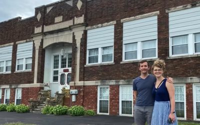 Un cuplu din New York a transformat o școală abandonată din Indiana într-o locuință spectaculoasă, demonstrând cum viziunea și munca pot da viață unor spații uitate