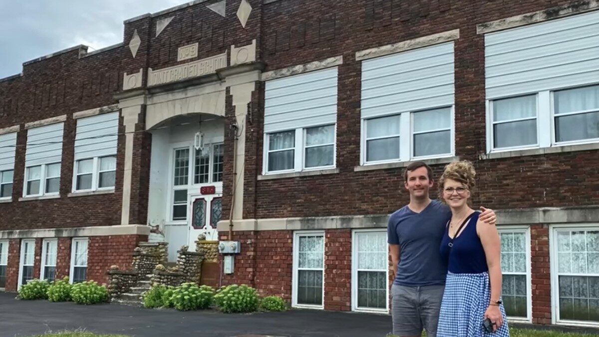 Un cuplu din New York a transformat o școală abandonată din Indiana într-o locuință spectaculoasă, demonstrând cum viziunea și munca pot da viață unor spații uitate