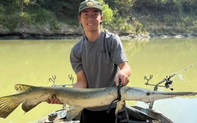 Un pescar din Texas a prins un specimen rar, o creație naturală rezultată din încrucișarea a două specii de pești „fosile vii”, una dintre ele datând de peste 200 de milioane de ani