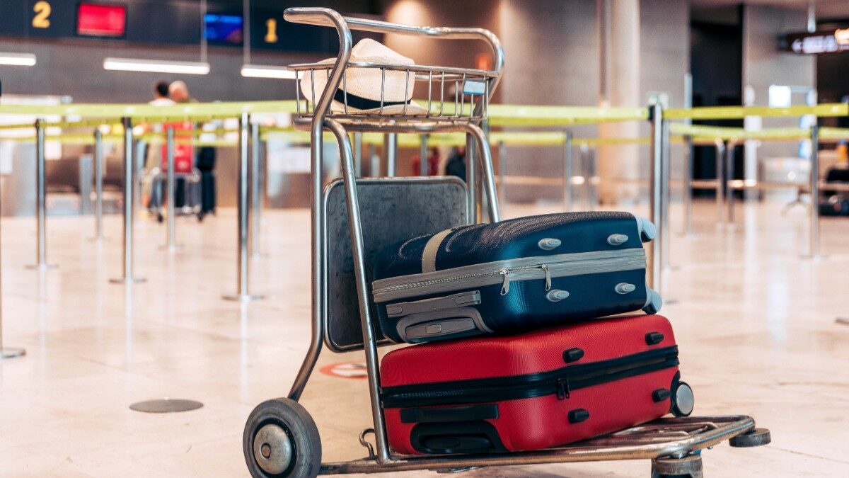 Aeroporturi care transformă călătoriile în coșmaruri Unele aeroporturi, deși se prezintă ca hub-uri internaționale, au devenit rapid sinonime cu frustrarea și dezorganizarea, conform mărturiilor publicate recent de The Telegraph