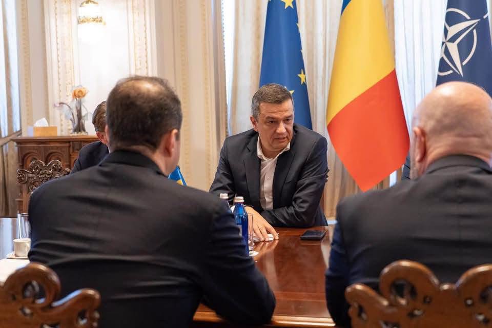 PSD acuză „mascarada Guvernului Mureșan” Partidul Social Democrat (PSD) a reacționat vehement la informațiile privind formarea unui nou guvern, condus de Siegfried Mureșan, catalogând situația drept o „mascaradă” și o „încleștare pe funcții” între „trei partide mici, rupte complet de realitate”