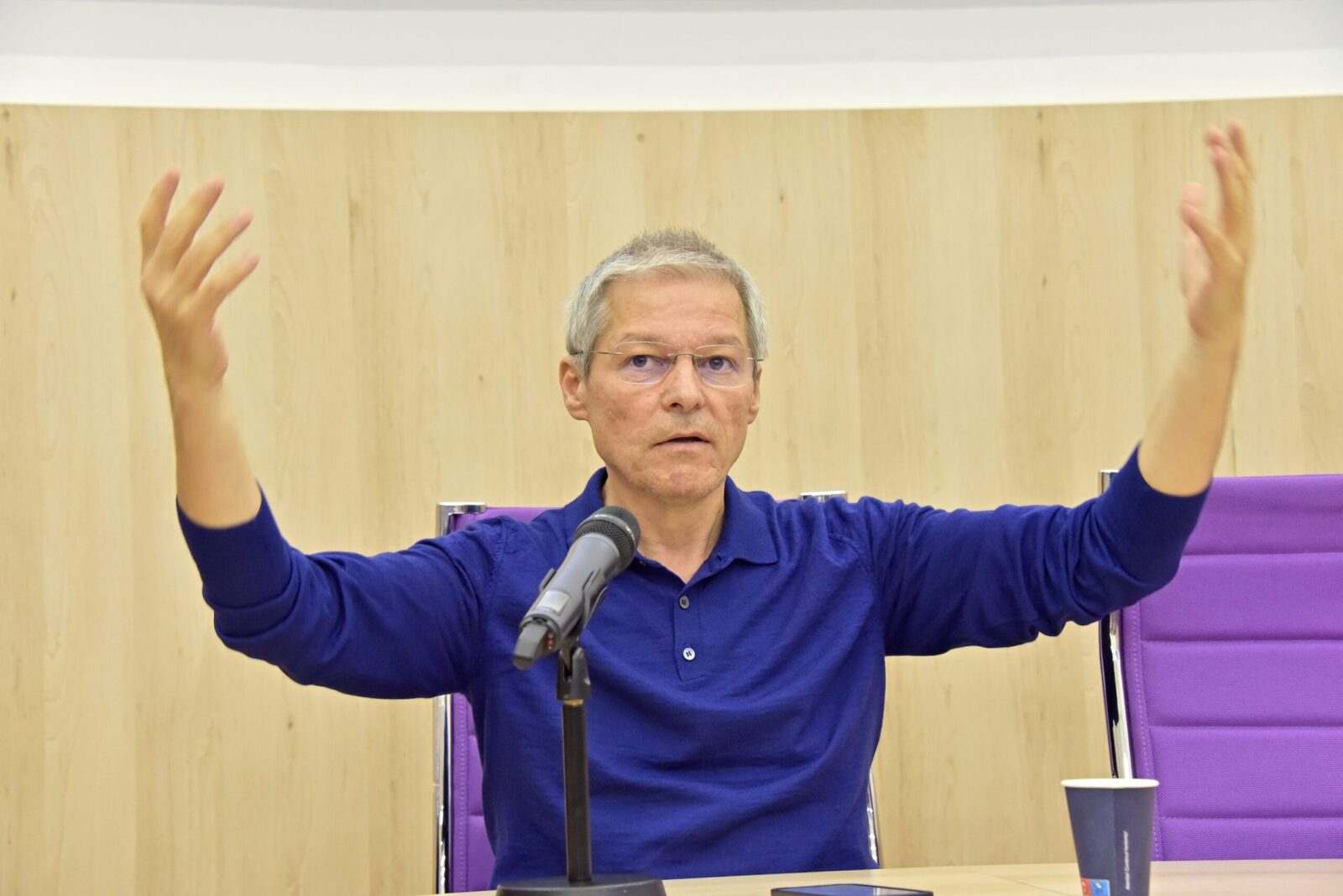 Dacian Cioloș, ținta unei tentative de înșelăciune Consilierul prezidențial DACIAN CIOLOȘ a dezvăluit recent că a deconspirat o tentativă de înșelăciune online, desfășurată printr-un cont de social media care îi uzurpa identitatea
