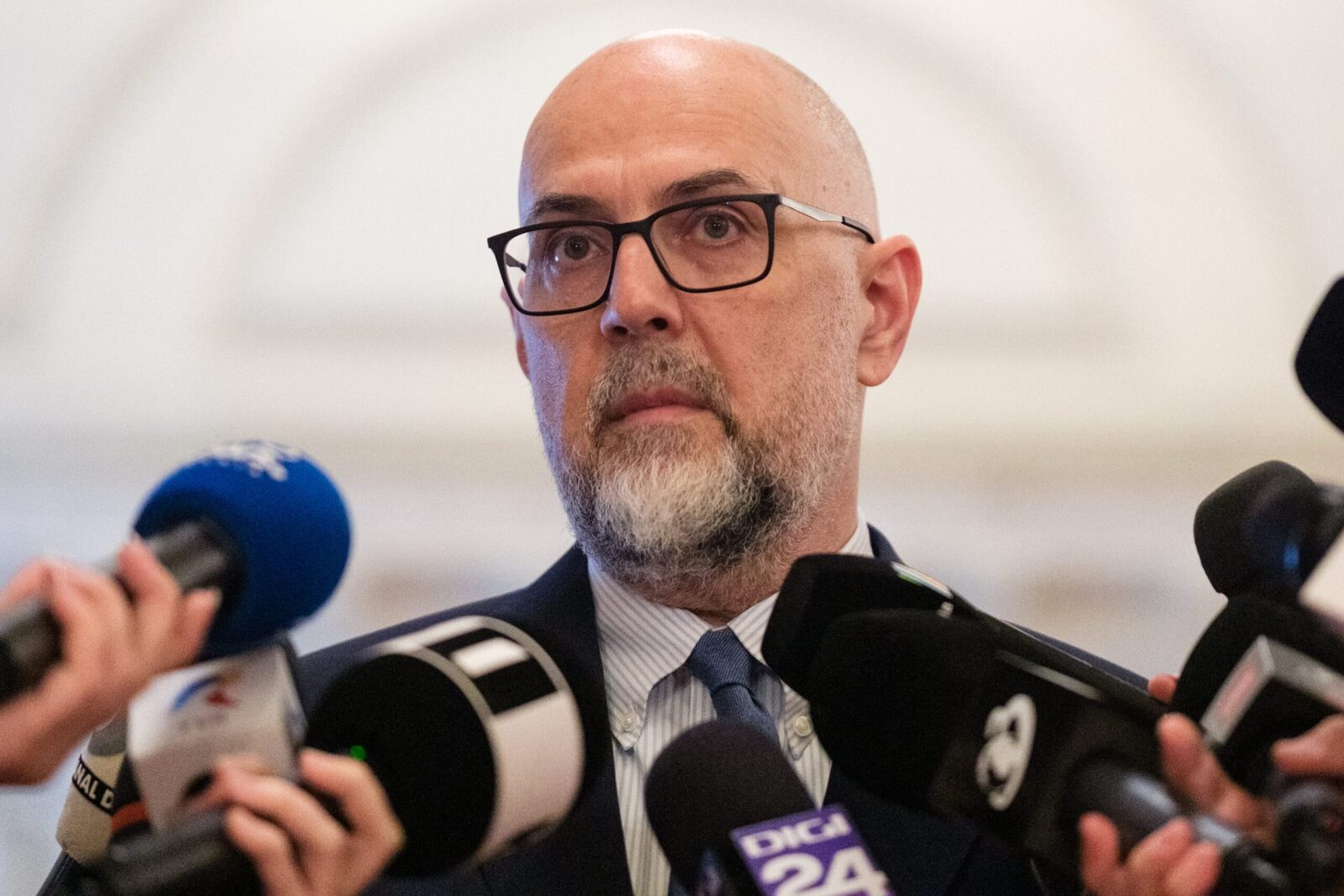 Kelemen Hunor avertizează asupra riscului alegerilor anticipate și critică ipoteza suspendării lui Nicușor Dan Liderul UDMR, Kelemen Hunor, a declarat, luni, la Parlament, că o nouă prăbușire guvernamentală ar apropia România de alegeri anticipate