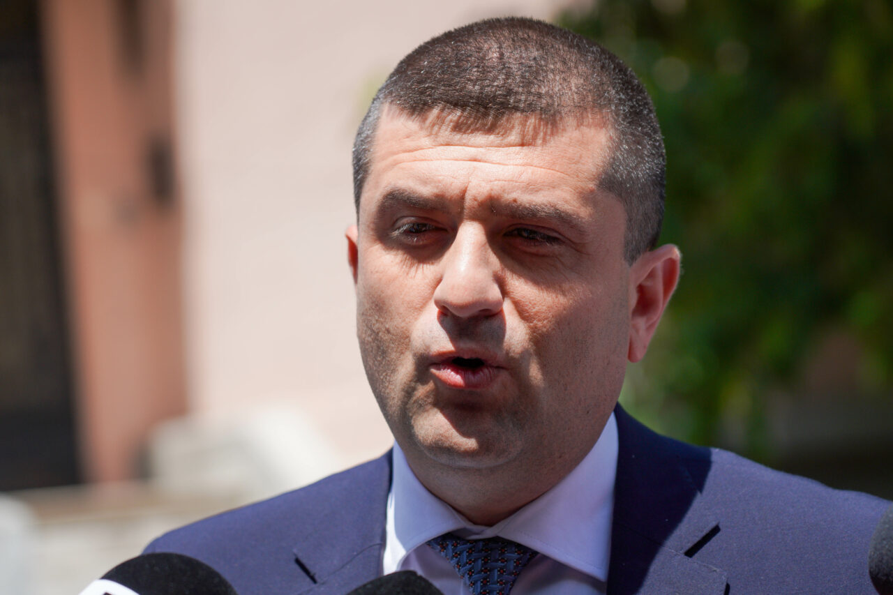 Dinel Miruță continuă atacurile la PSD, punând în pericol negocierile pentru Guvern Demitul ministru al Apărării, Dinel Miruță, pare să se concentreze pe campania electorală și pe atacurile la adresa Partidului Social Democrat, în ciuda eforturilor de formare a unui nou guvern