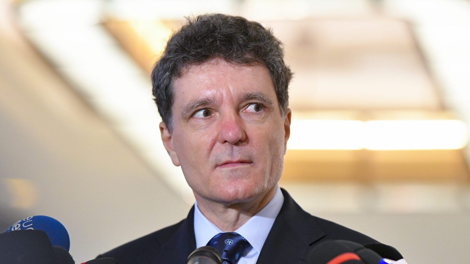 Președintele Nicușor Dan nu exclude alegerile anticipate, deși le evită Președintele Nicușor Dan a declarat, într-un interviu pentru Euronews, că, deși nu își dorește alegerile anticipate, situația politică actuală nu mai permite excluderea categorică a acestui scenariu