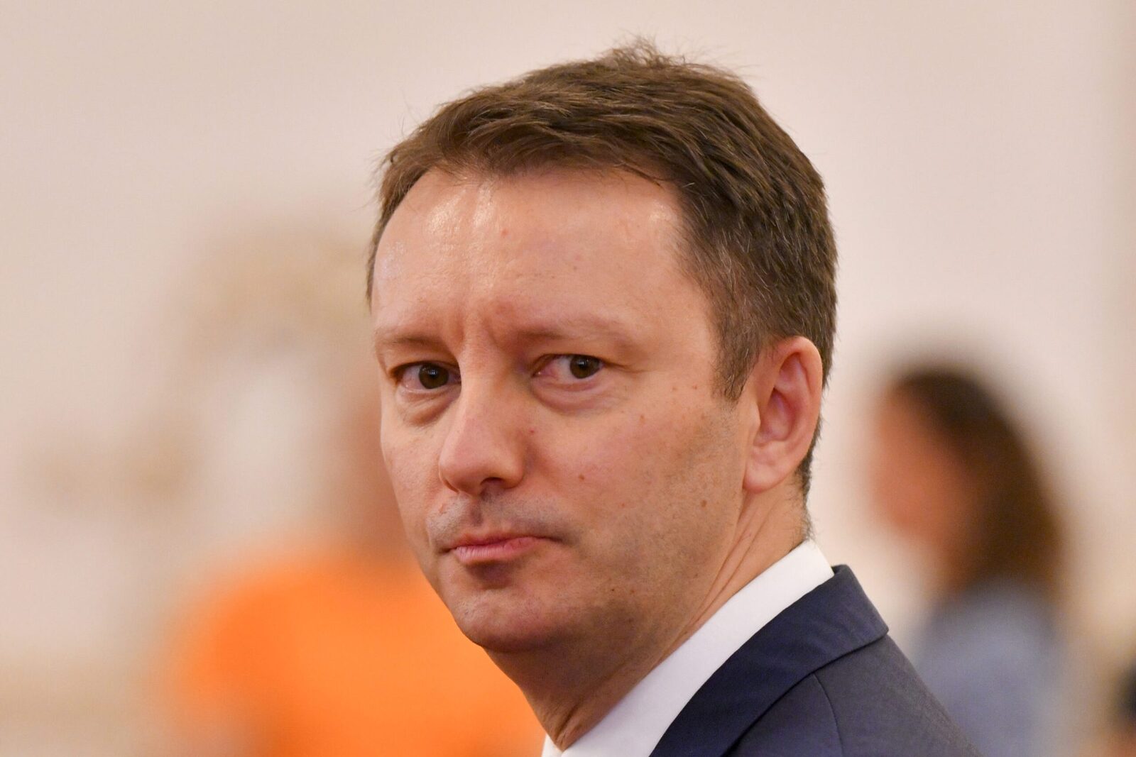 Siegfried Mureșan acuză formațiunile reticente de „anti-europenism” Premierul desemnat, Siegfried Mureșan, a reafirmat poziția fermă față de Partidul Social Democrat (PSD), declarând că formațiunile politice care nu îi vor acorda votul de învestitură în Parlament vor fi considerate anti-europene