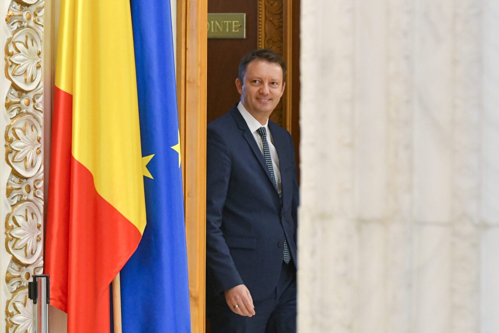 Premierul desemnat Siegfried Mureșan își prezintă viziunea înaintea votului de învestitură Premierul desemnat Siegfried Mureșan a transmis un mesaj ferm miercuri dimineață, înaintea votului de învestitură a Guvernului în Parlament