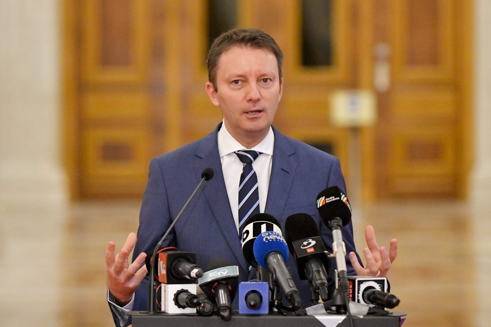 Premierul desemnat MUREȘAN depune Guvernul, dar recunoaște lipsa majorității Premierul desemnat Siegfried MUREȘAN a depus sâmbătă, 25 septembrie, la Parlament, programul de guvernare și lista miniștrilor propuși de PNL, USR și UDMR
