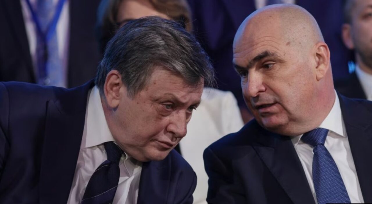 Crin Antonescu acuză o „grupare teroristă” la Palatul Victoria România se confruntă de aproape patru luni cu lipsa unui guvern cu puteri depline, iar la Palatul Victoria funcționează, în viziunea fostului lider liberal Crin Antonescu, o „grupare teroristă” formată din Ilie Bolojan și reprezentanții USR