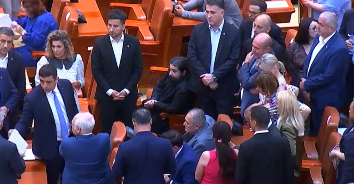 Guvernul Mureșan, în impas: PSD și AUR anunță boicot Guvernul propus de Siegfried MUREȘAN se confruntă cu un obstacol major în calea investiturii în Parlament