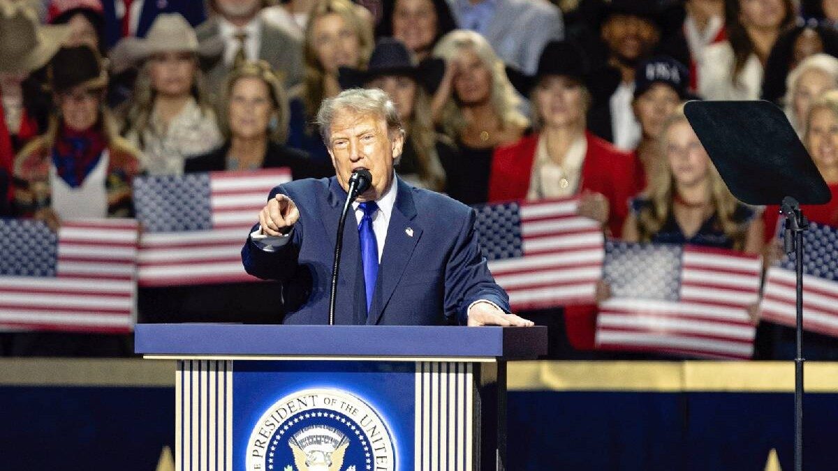Promisiune electorală incendiară: 5.000 de dolari pentru fiecare adult american Președintele SUA, DONALD Trump, a lansat o promisiune electorală surprinzătoare înaintea alegerilor de la jumătatea mandatului: fiecare cetățean american adult va primi 5.000 de dolari dacă Partidul Republican își va păstra controlul asupra Camerei Reprezentanților și Senatului