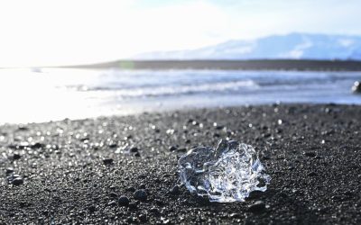 Plaja „Diamantelor” din Islanda, o minune naturală Pe o plajă de nisip vulcanic de un negru intens din Islanda, mii de bucăți de gheață, translucide și strălucitoare, formează un spectacol natural de neuitat