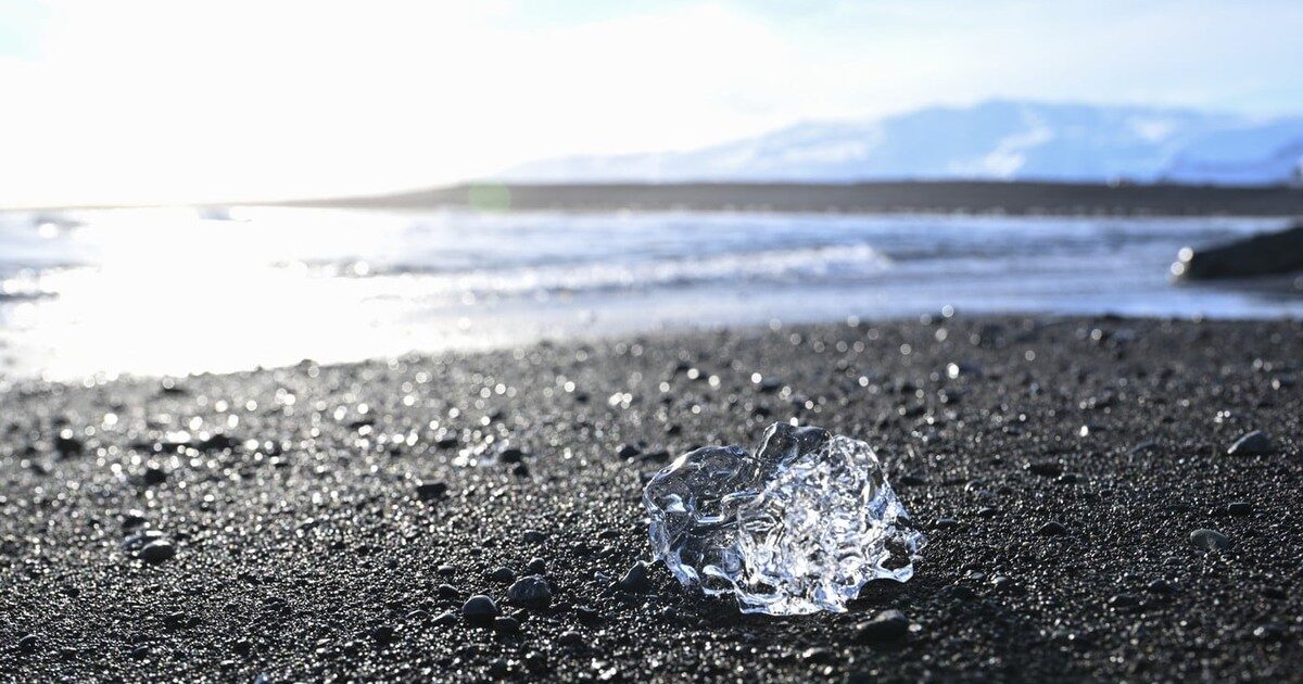Plaja „Diamantelor” din Islanda, o minune naturală Pe o plajă de nisip vulcanic de un negru intens din Islanda, mii de bucăți de gheață, translucide și strălucitoare, formează un spectacol natural de neuitat