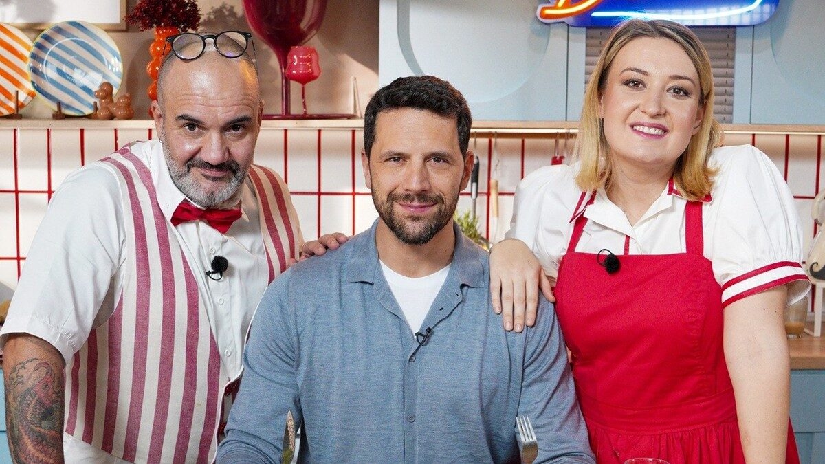Dueluri culinare pe Antena 1 Bucătăria capătă un strop de nebunie de sâmbătă, 12 septembrie, odată cu revenirea chefilor Roxana Blenche și Samuel le Torriellec în emisiunea „Hello Chef”