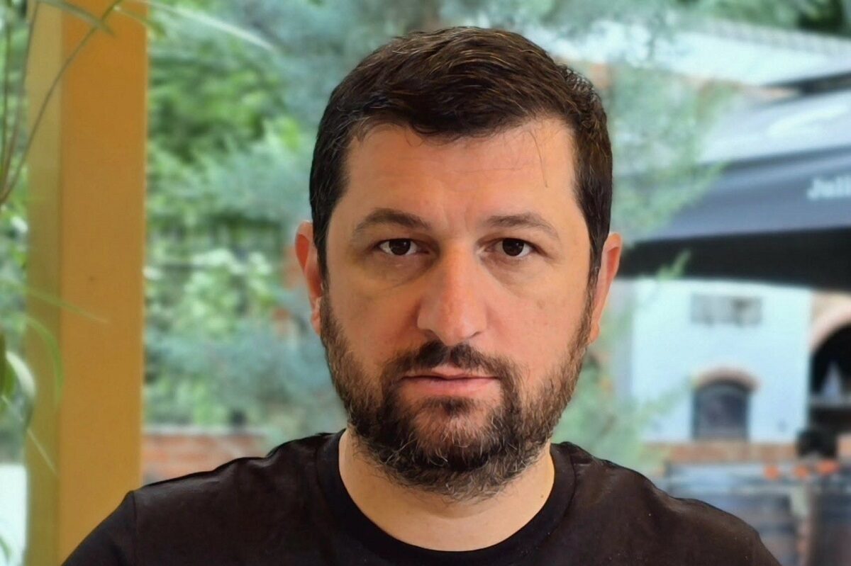 Marius Lulea, unul dintre fondatorii AUR, lansează săgeți către conducerea partidului, exprimându-și dezaprobarea față de o eventuală orientare populistă, în detrimentul unei abordări raționale privind reformarea statului român