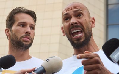 Frații Tate rămân în arest în SUA pe durata procesului de extrădare către Marea Britanie Frații Andrew și Tristan Tate vor rămâne în custodia autorităților din Statele Unite pe durata procesului de extrădare către Marea Britanie, unde sunt acuzați de viol și trafic de persoane