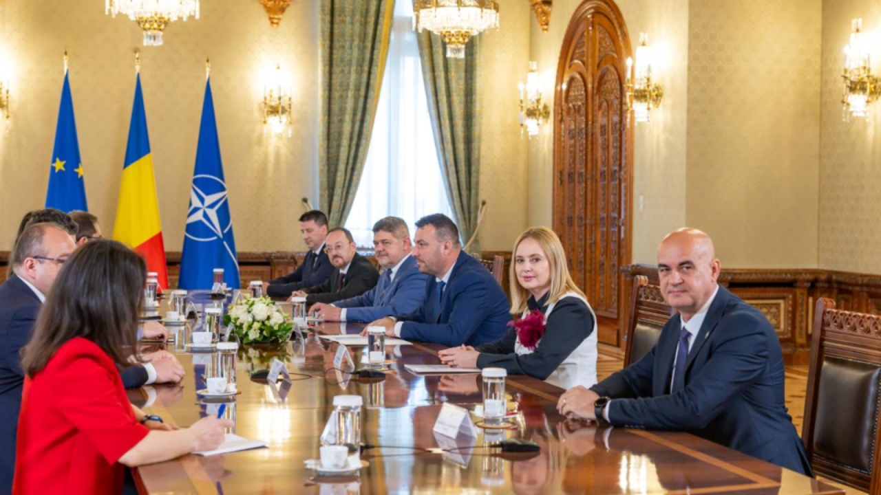 Propunerea pentru Premier, Mureșan, contestată de formațiunea PACE-Întâi România Președintele Nicușor Dan a anunțat joi nominalizarea europarlamentarului Siegfried Mureșan pentru funcția de premier, acesta fiind propunerea tripartită a PNL, USR și UDMR pentru șefia viitorului guvern