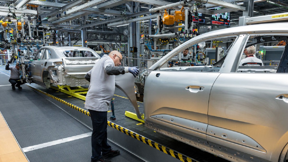 Gigantul auto german PORSCHE se pregătește pentru o restructurare majoră, anunțând intenția de a elimina încă 4.100 de locuri de muncă, pe lângă concedierile deja planificate