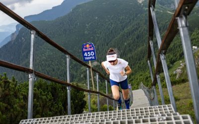 Performanță excepțională pe scările spre Vârful Toaca Campioana mondială la skyrunning și alergare montană, DENISA DRAGOMIR, a demonstrat o forță fizică și o determinare remarcabile, reușind să urce cele 519 trepte metalice de pe masivul Ceahlău, cunoscute drept „scările care duc spre cer”, într-un timp record de 3 minute și 18 secunde