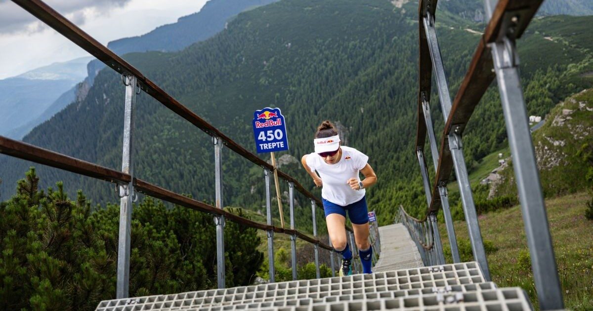 Performanță excepțională pe scările spre Vârful Toaca Campioana mondială la skyrunning și alergare montană, DENISA DRAGOMIR, a demonstrat o forță fizică și o determinare remarcabile, reușind să urce cele 519 trepte metalice de pe masivul Ceahlău, cunoscute drept „scările care duc spre cer”, într-un timp record de 3 minute și 18 secunde