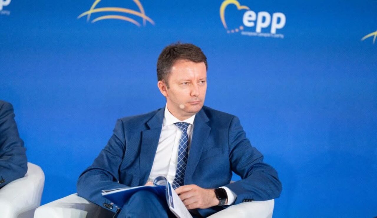 Mureșan, pe muchie de cuțit: Provocarea majorității parlamentare Siegfried Mureșan, propus premier de către trioul PNL-USR-UDMR, se confruntă cu o provocare majoră în Parlament