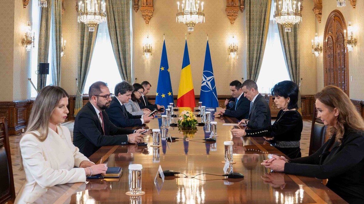Calea spre un nou prim-ministru se conturează lent, dar Nicușor Dan, actorul principal al crizei politice, pare să tragă de timp, așteptând ca una dintre cele două soluții posibile să capete șanse reale de a trece de Parlament