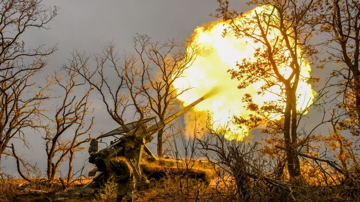 Atacurile Rusiei în Donbas: Teroarea dronelor lovește orașele, civilii devin ținte Rusia aplică tactici teroriste în regiunea Donbas, intensificând atacurile cu drone și bombe asupra orașelor-cheie din estul Ucrainei, transformând străzile în adevărate câmpuri de luptă