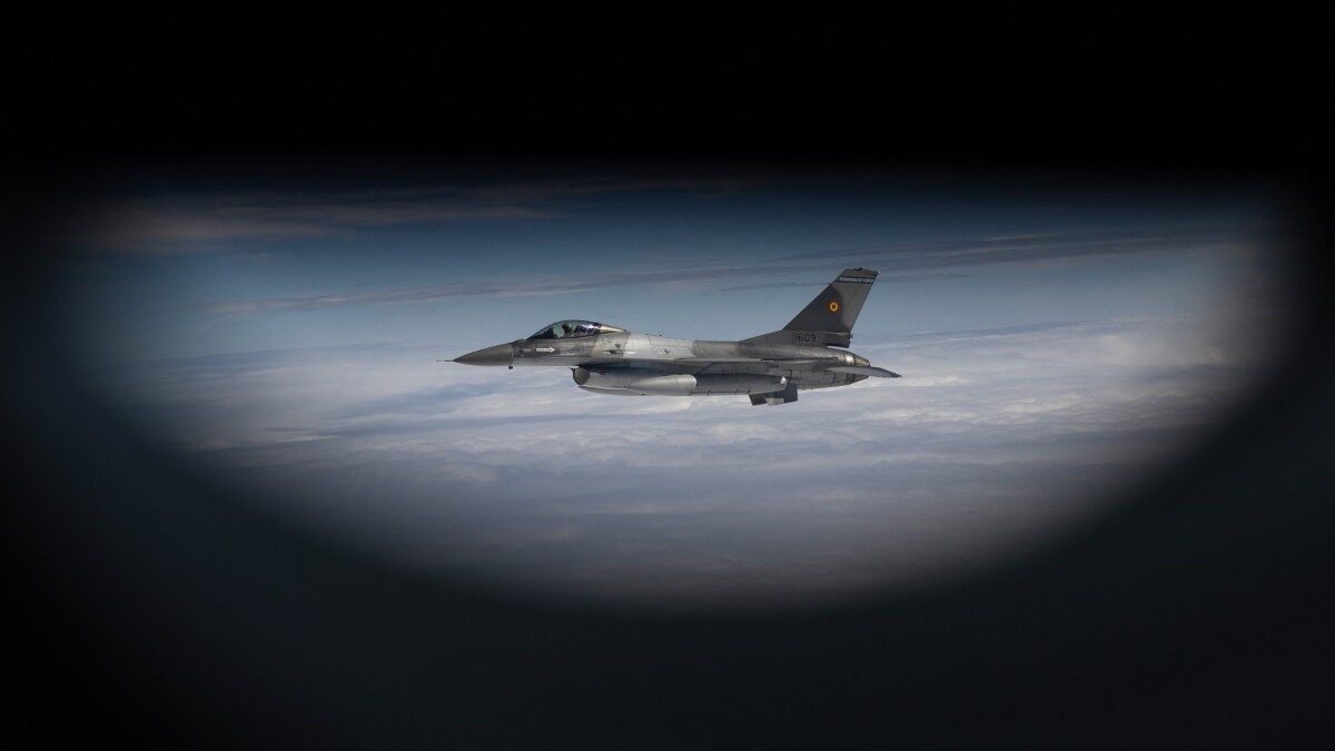 MApN a activat avioane F-16 după detectarea unei drone lângă granița cu România