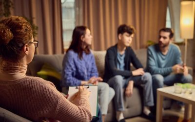 Când prietenia cu șeful devine un carusel emoțional la birou Relațiile apropiate între colegi, mai ales atunci când una dintre părți este superiorul, pot fi o sabie cu două tăișuri