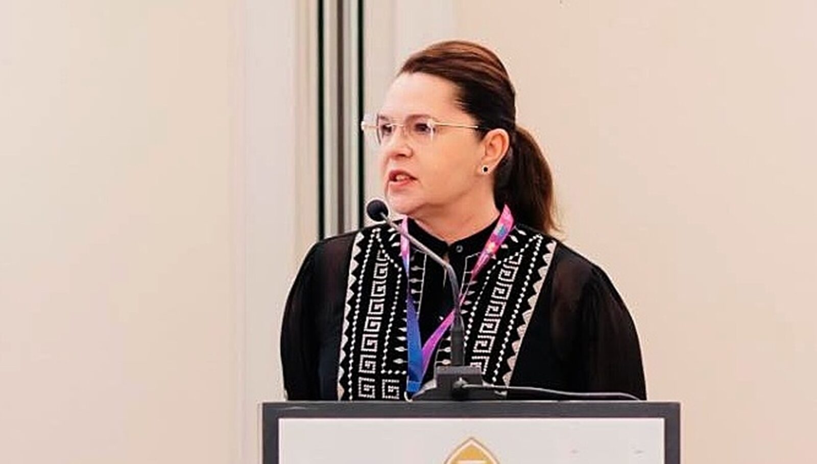 Adriana Săftoiu contestă decizia CCR privind mandatul la TVR Adriana Săftoiu a reacționat vehement după decizia Curții Constituționale a României (CCR) care i-a încheiat mandatul la conducerea Societății Române de Televiziune (SRTv)
