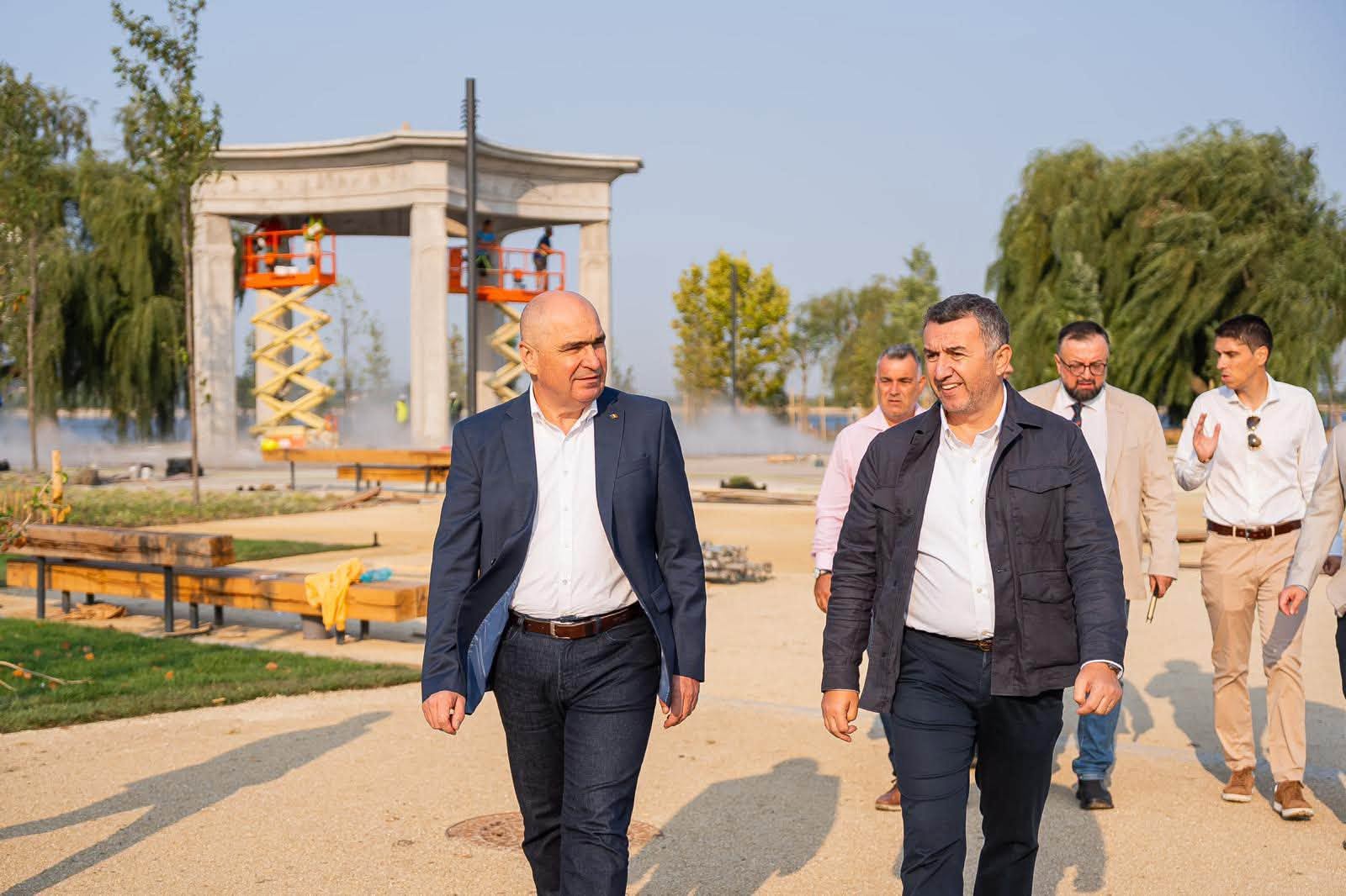 Premierul demis Ilie Bolojan a vizitat Lacul Morii din Capitală, alături de primarul Sectorului 6, Paul Moldovan, pentru a evalua progresul lucrărilor de amenajare