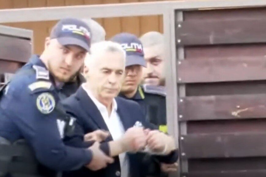 Călin Georgescu, arestat preventiv pentru 30 de zile în dosarul DIICOT Călin Georgescu, fost candidat la alegerile prezidențiale, a fost arestat preventiv marți, 29 septembrie, pentru o perioadă de 30 de zile, în urma unui dosar instrumentat de Direcția de Investigare a Infracțiunilor de Criminalitate Organizată și Terorism (DIICOT)