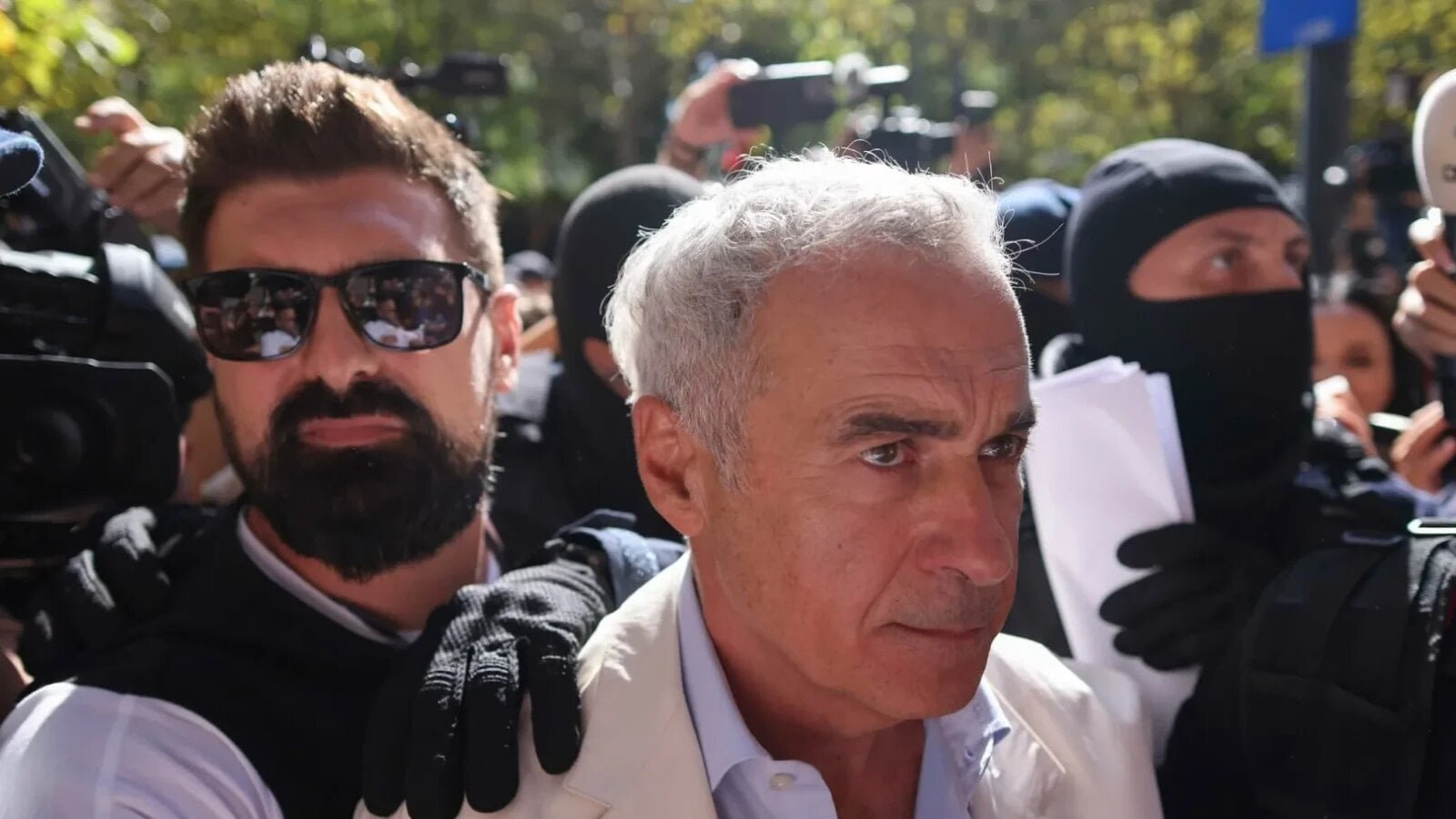 AUR, mesaj de sprijin pentru Călin Georgescu după arestarea preventivă Partidul Alianța pentru Unirea Românilor (AUR) a transmis un mesaj ferm de susținere pentru Călin Georgescu, fost candidat la președinție, după ce acesta a fost arestat preventiv pentru 30 de zile de Curtea de Apel București
