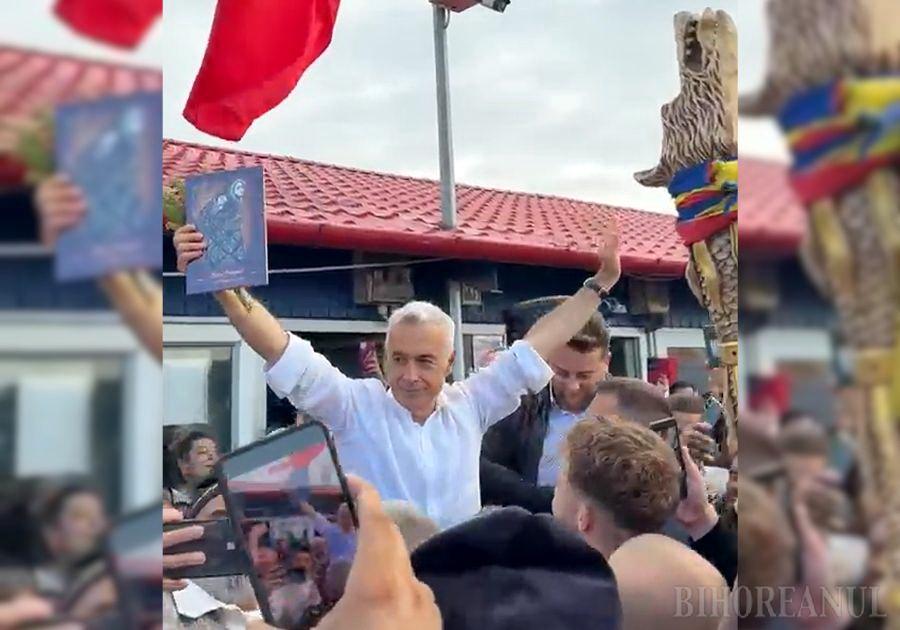 Călin Georgescu, în fața susținătorilor din Oradea: afirmă că țara este „sărăcită”, dar neagă campania electorală Călin Georgescu a susținut duminică dimineața un discurs în fața susținătorilor săi adunați la Piața 100 din Oradea, reluând teme frecvente din mesajele sale