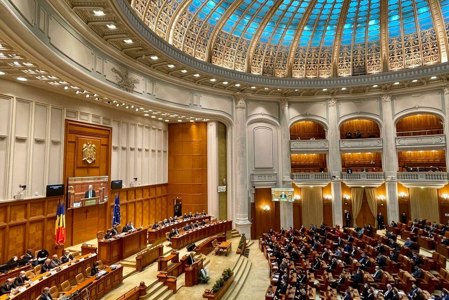 Obligație de participare la Ziua Drapelului Național, în dezbaterea Camerei Deputaților Un proiect de lege care ar impune șefilor autorităților publice și altor oficiali să participe activ la celebrarea Zilei Drapelului Național va fi dezbătut luni în plenul Camerei Deputaților