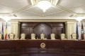 Curtea Constituțională arbitrează două dispute majore cu mize politice uriașe Judecătorii Curții Constituționale (CCR) au pe ordinea de zi două subiecte fierbinți, capabile să influențeze semnificativ peisajul politic românesc