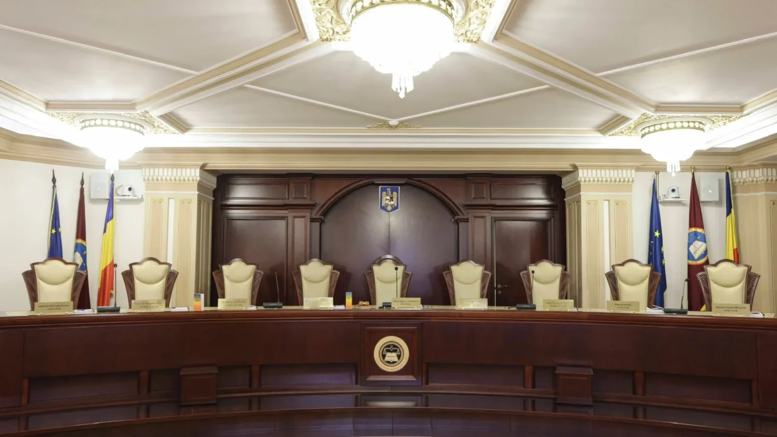 Curtea Constituțională arbitrează două dispute majore cu mize politice uriașe Judecătorii Curții Constituționale (CCR) au pe ordinea de zi două subiecte fierbinți, capabile să influențeze semnificativ peisajul politic românesc