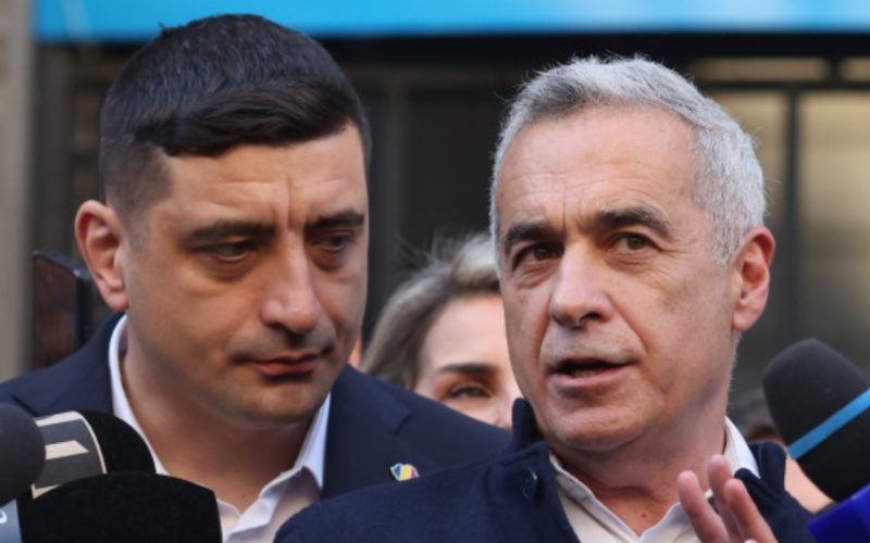 George Simion clarifică relația cu Călin Georgescu pe fondul controverselor Liderul AUR, George Simion, a intervenit telefonic la Digi24 pentru a oferi precizări privind relația sa cu Călin Georgescu și mesajul transmis de acesta în urma ieșirii de la Curtea de Apel București