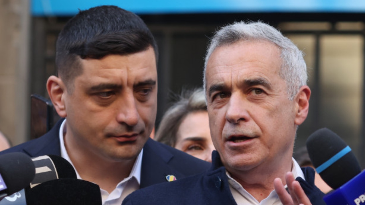 George Simion clarifică relația cu Călin Georgescu pe fondul controverselor Liderul AUR, George Simion, a intervenit telefonic la Digi24 pentru a oferi precizări privind relația sa cu Călin Georgescu și mesajul transmis de acesta în urma ieșirii de la Curtea de Apel București