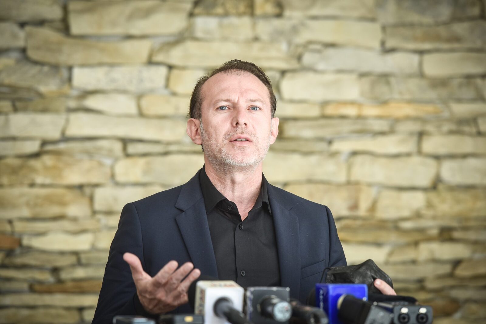 Cîțu critică vehement presiunea UE pentru creșterea taxelor Florin Cîțu, fost premier al României, a lansat un atac dur la adresa oficialilor Comisiei Europene (CE) și ai Consiliului European, calificând presiunea exercitată asupra statelor membre pentru majorarea taxelor înainte de aprobarea bugetului UE pe următorii șapte ani drept „cea mai proastă și cea mai nocivă decizie posibilă acum”
