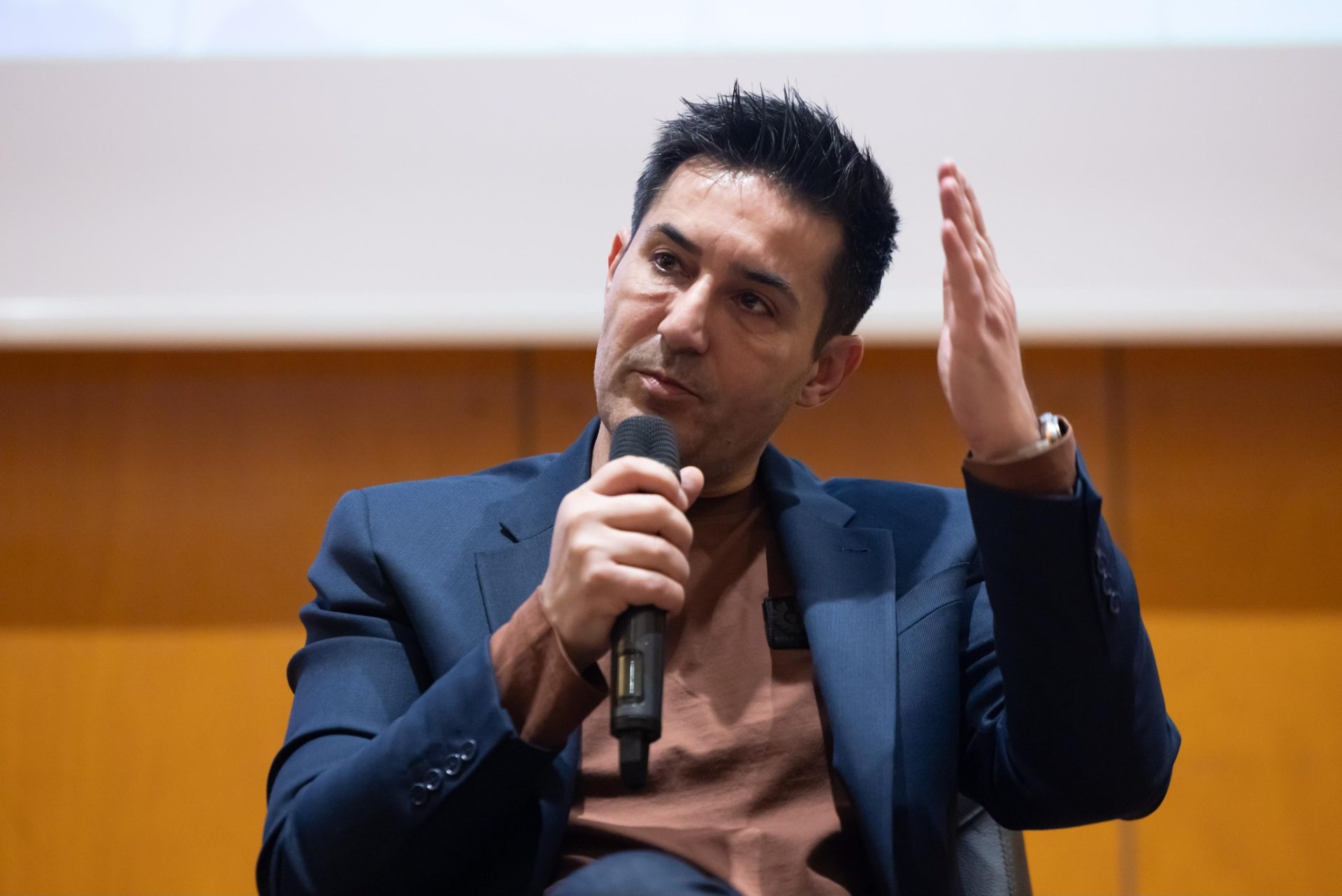 PSD acuză Guvernul de politici de austeritate Secretarul general al PSD, Claudiu Manda, a criticat vehement politicile economice promovate de Guvernul Bolojan, susținând că acestea au condus la o scădere dramatică a consumului în România