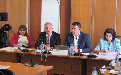 Uniforma școlară, subiect de aprigă dezbatere în Senat Comisia de Învățământ din Senatul României se confruntă cu un proiect de lege care ar impune purtarea obligatorie a uniformelor în instituțiile de învățământ