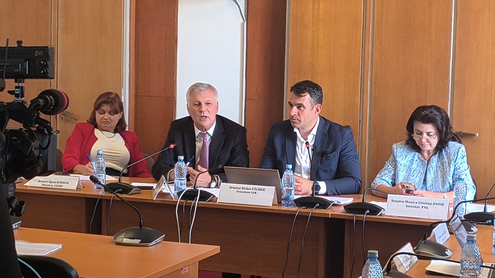Uniforma școlară, subiect de aprigă dezbatere în Senat Comisia de Învățământ din Senatul României se confruntă cu un proiect de lege care ar impune purtarea obligatorie a uniformelor în instituțiile de învățământ